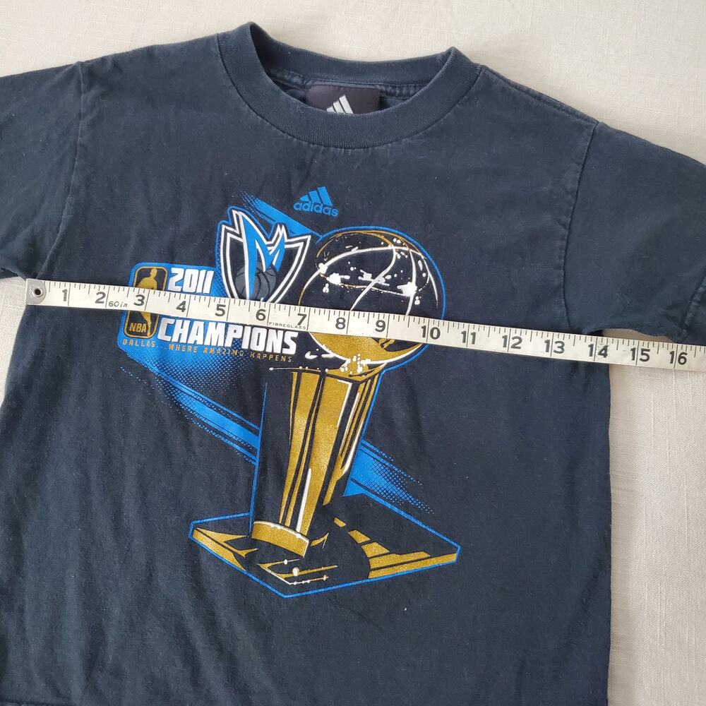 2011 Dallas Mavs Championship Roster Tee 5t/6 - Picture 7 of 8